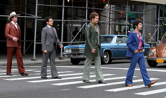 Steve Carrell, Will Ferrell, Paul Rudd og David Koechner líkja eftir plötuumslagi Bítlana