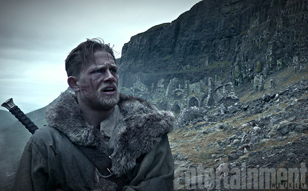 king-arthur-charlie-hunnam-ew